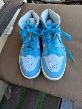 Jordan 1 Mid SE
Ice Blue